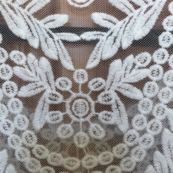 Mesh and crotchet designed stitch top - Picture 5 of 5